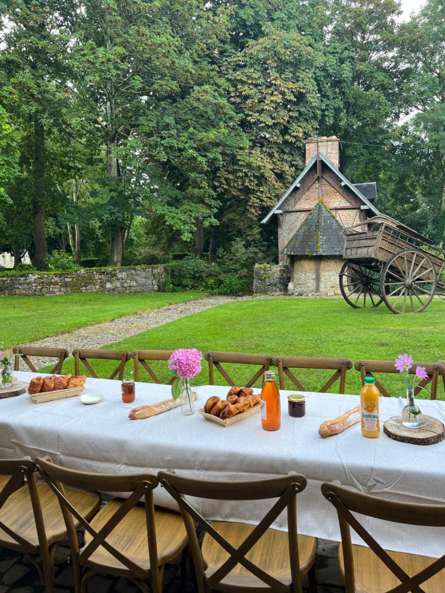 Abbaye De Blanchelande Bed & Breakfast Neufmesnil ภายนอก รูปภาพ