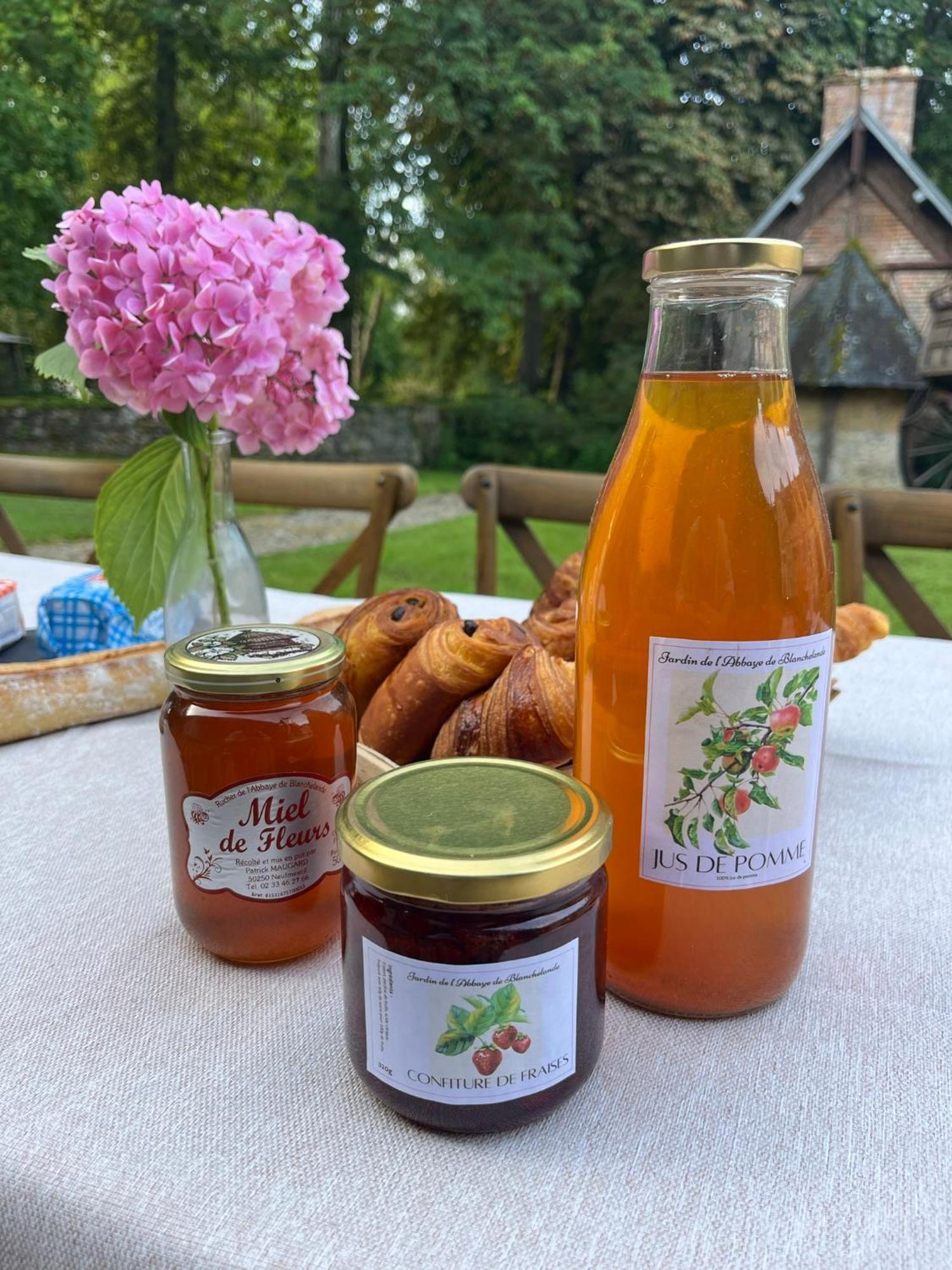 Abbaye De Blanchelande Bed & Breakfast Neufmesnil ภายนอก รูปภาพ